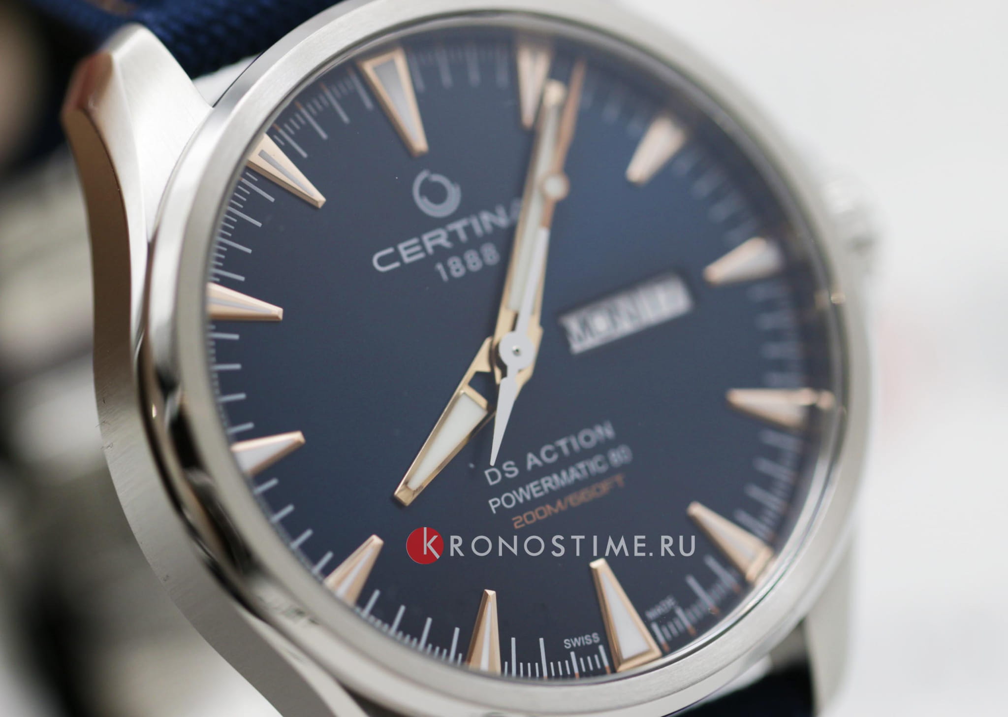 Certina Certina DS Action Day-Date C032.430.18.041.01 механические мужские часы часы крупный план синий циферблата